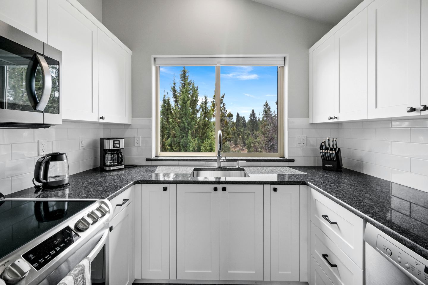 Beautiful Modern Cabin with Pool, Private Deck and Fire Pit in Bend, Oregon