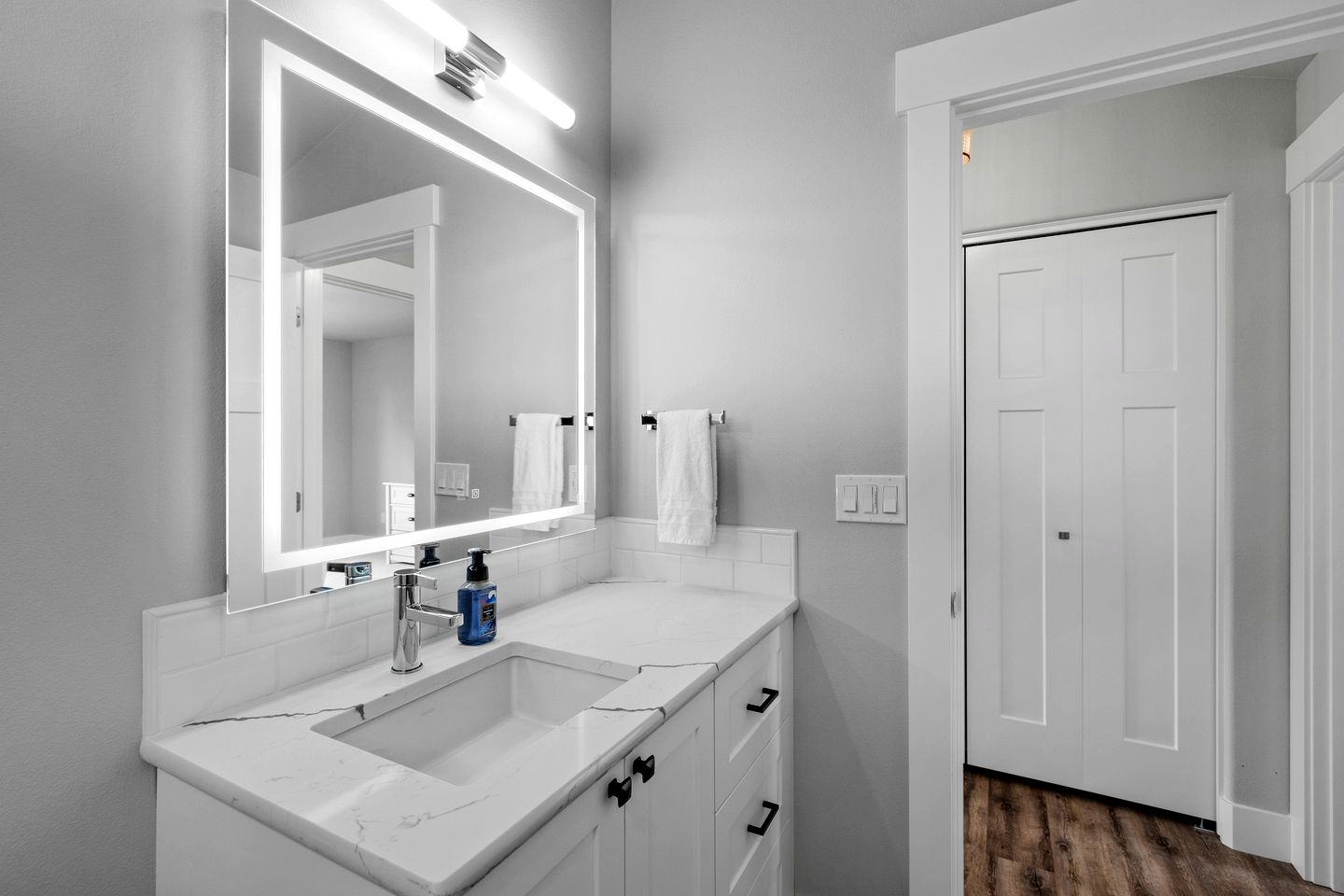 Beautiful Modern Cabin with Pool, Private Deck and Fire Pit in Bend, Oregon