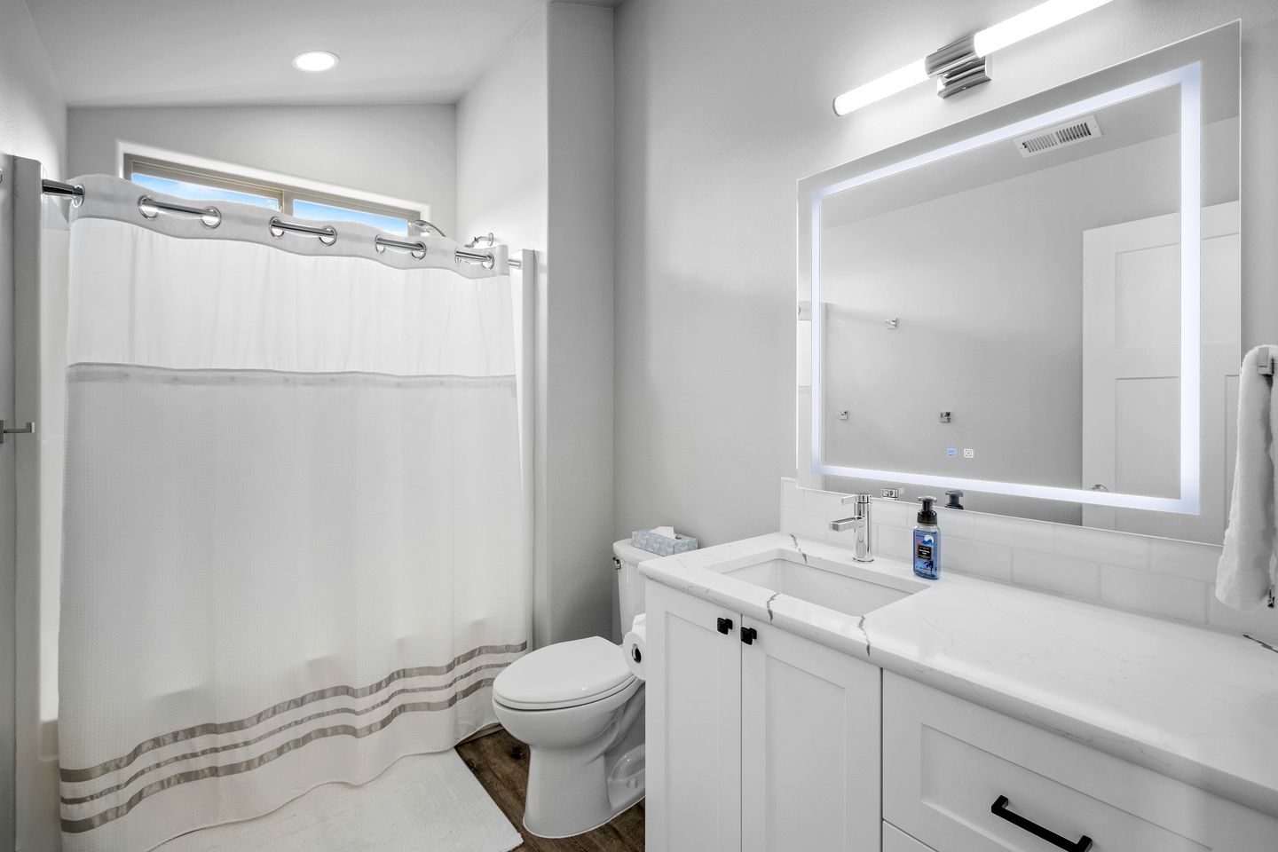 Beautiful Modern Cabin with Pool, Private Deck and Fire Pit in Bend, Oregon