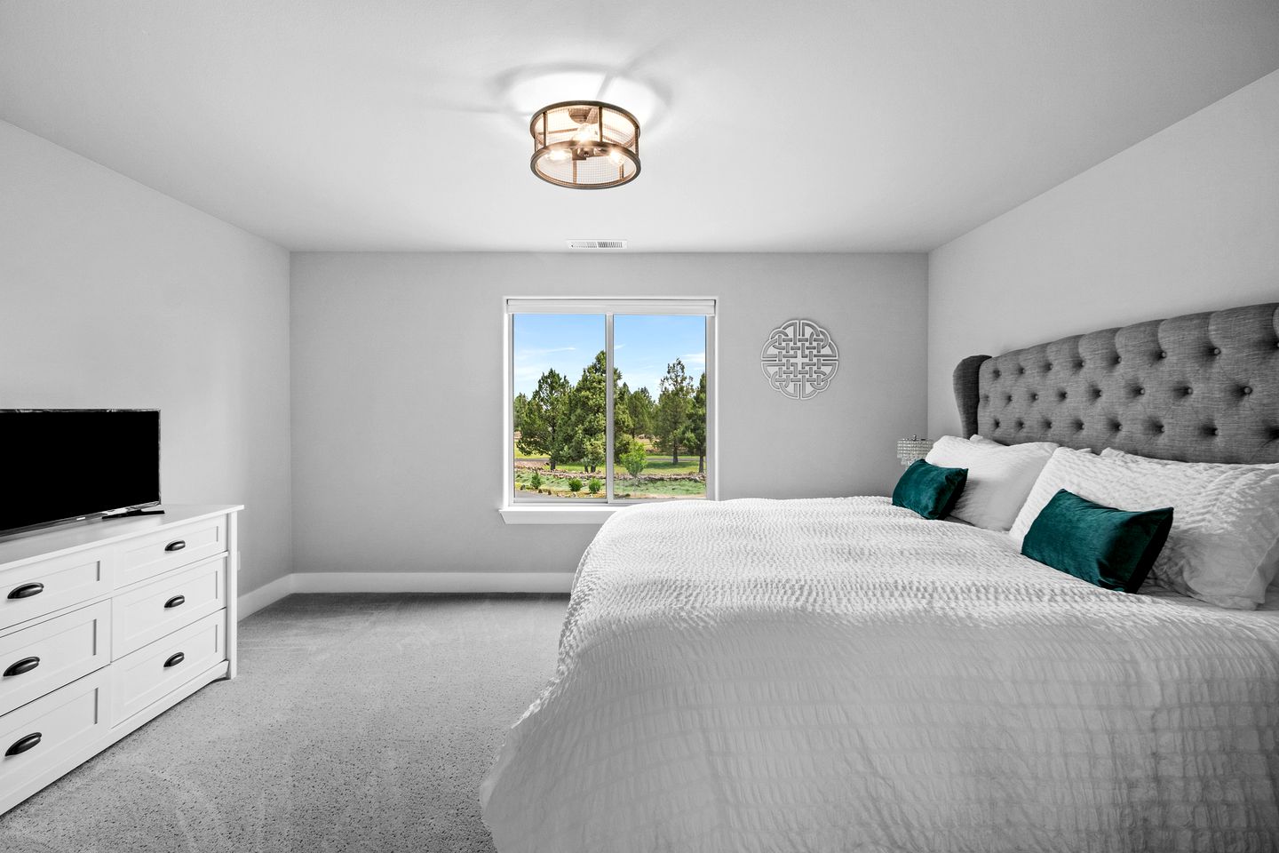 Beautiful Modern Cabin with Pool, Private Deck and Fire Pit in Bend, Oregon