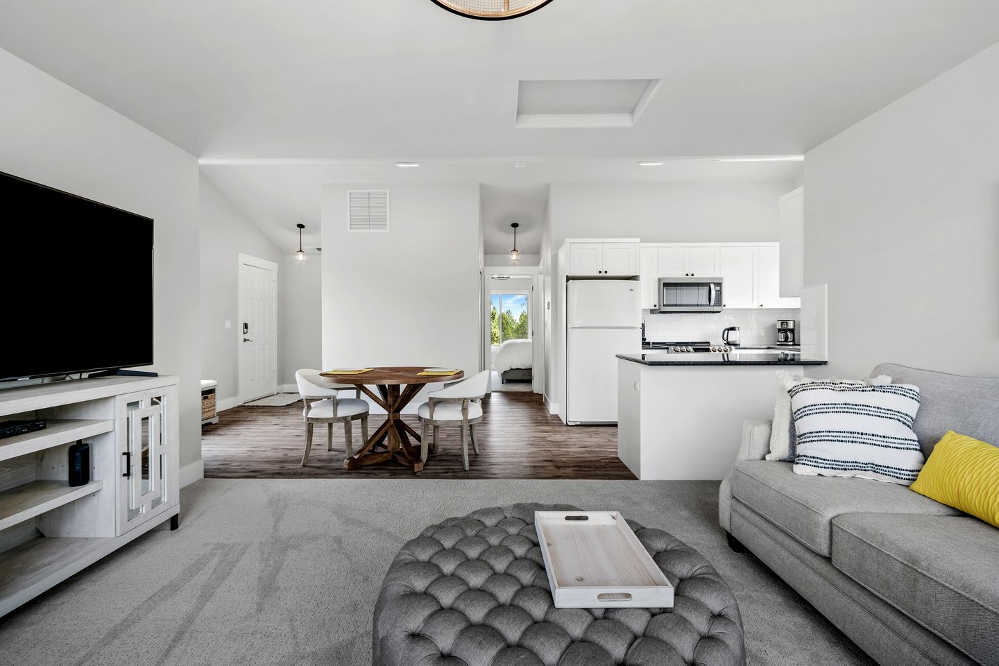 Beautiful Modern Cabin with Pool, Private Deck and Fire Pit in Bend, Oregon