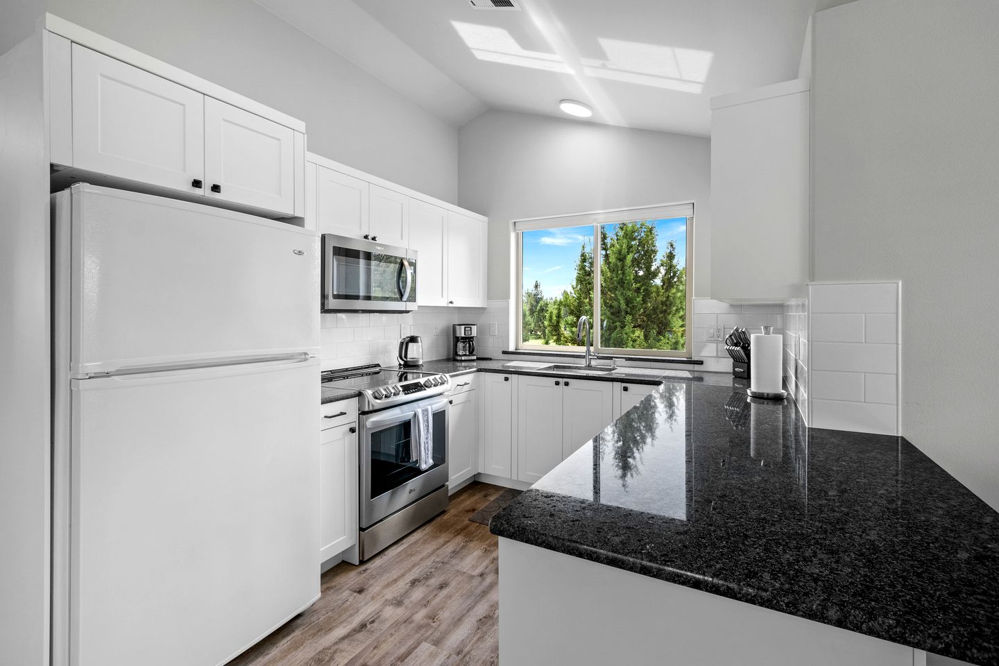 Beautiful Modern Cabin with Pool, Private Deck and Fire Pit in Bend, Oregon