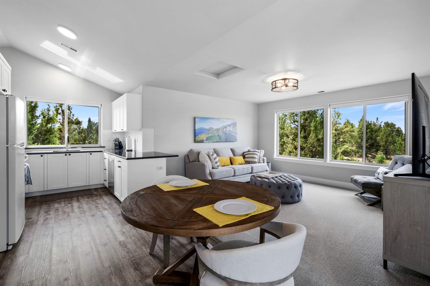 Beautiful Modern Cabin with Pool, Private Deck and Fire Pit in Bend, Oregon