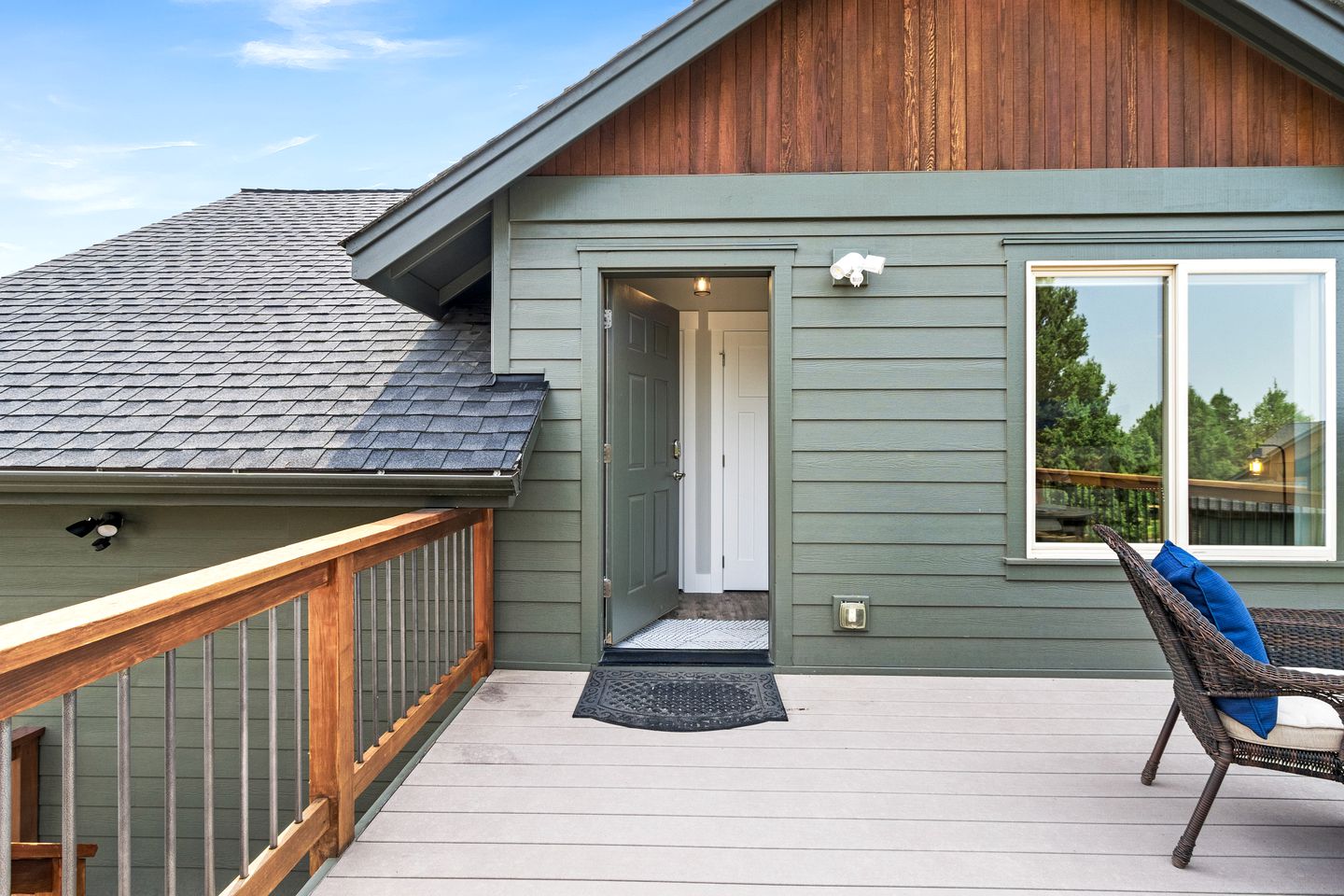 Beautiful Modern Cabin with Pool, Private Deck and Fire Pit in Bend, Oregon