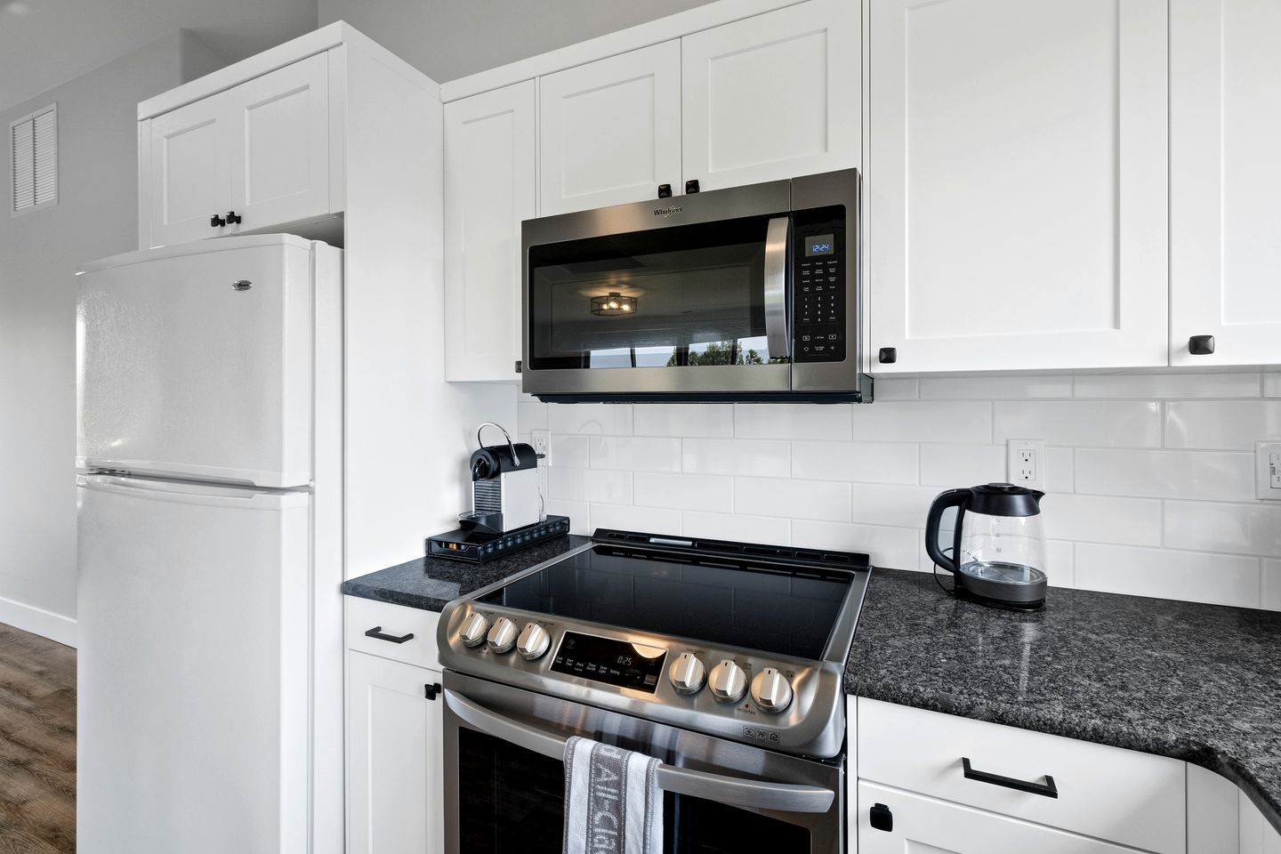 Beautiful Modern Cabin with Pool, Private Deck and Fire Pit in Bend, Oregon