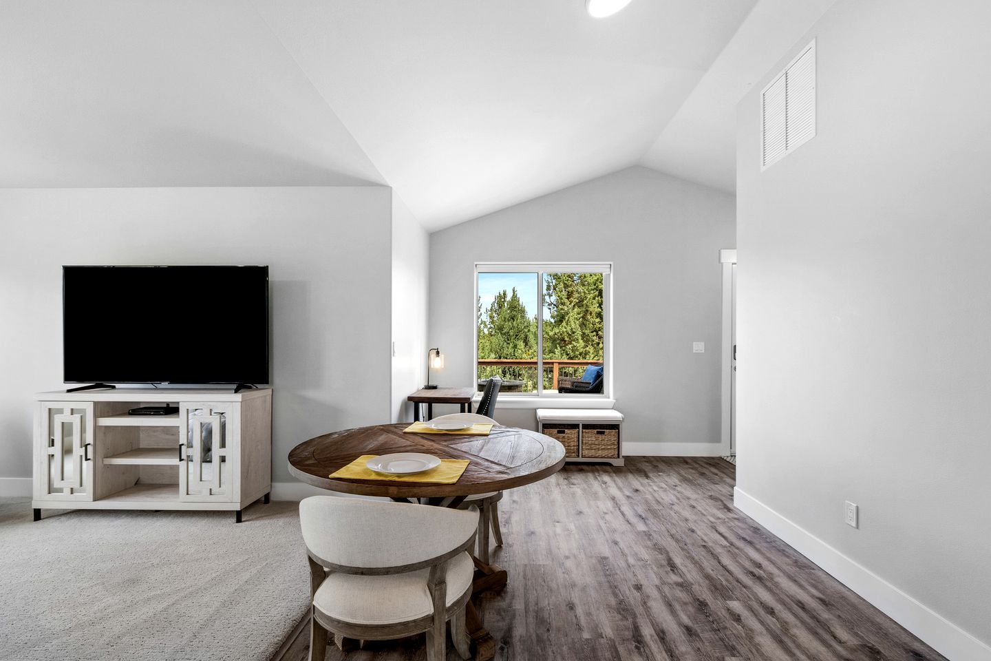 Beautiful Modern Cabin with Pool, Private Deck and Fire Pit in Bend, Oregon