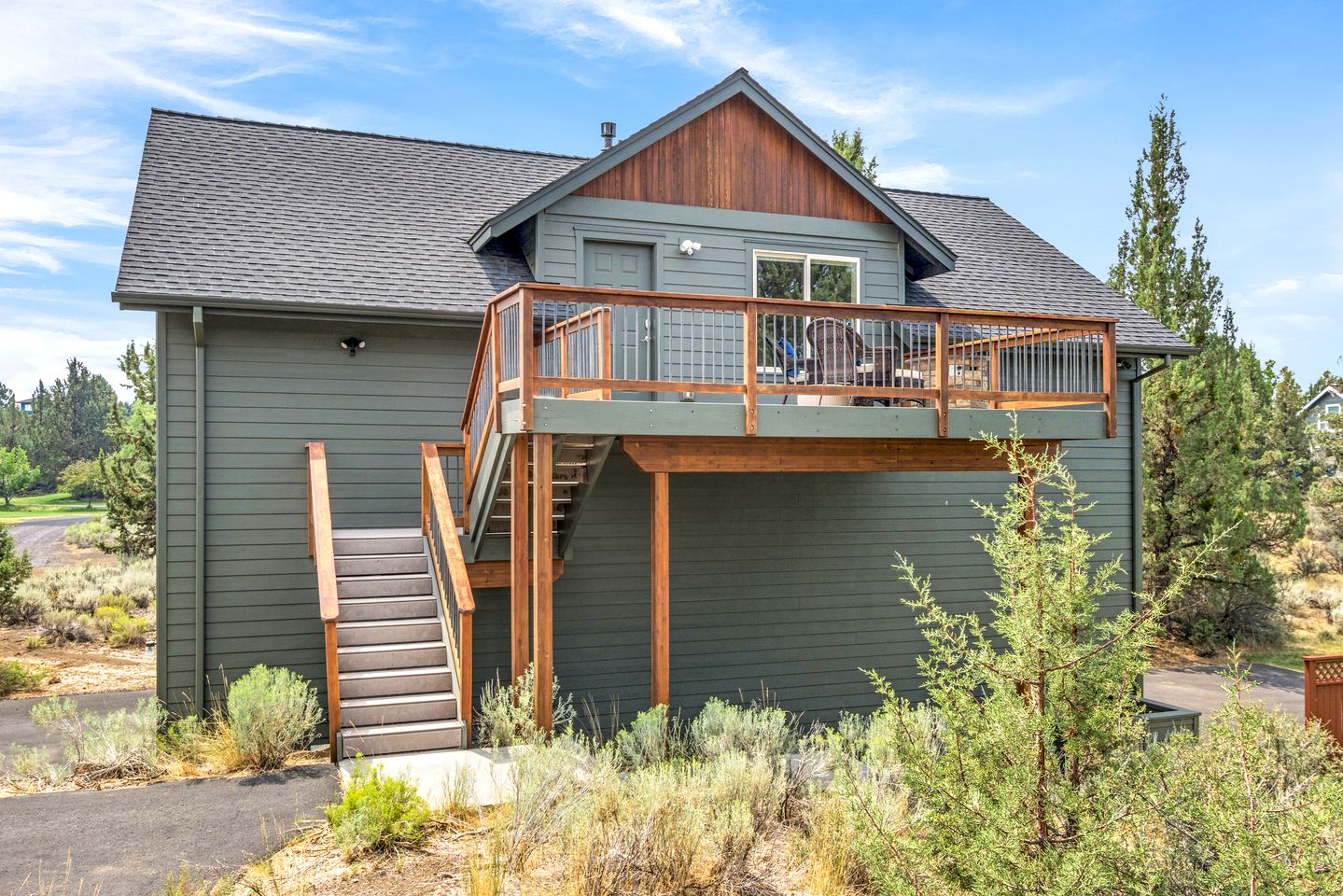 Beautiful Modern Cabin with Pool, Private Deck and Fire Pit in Bend, Oregon