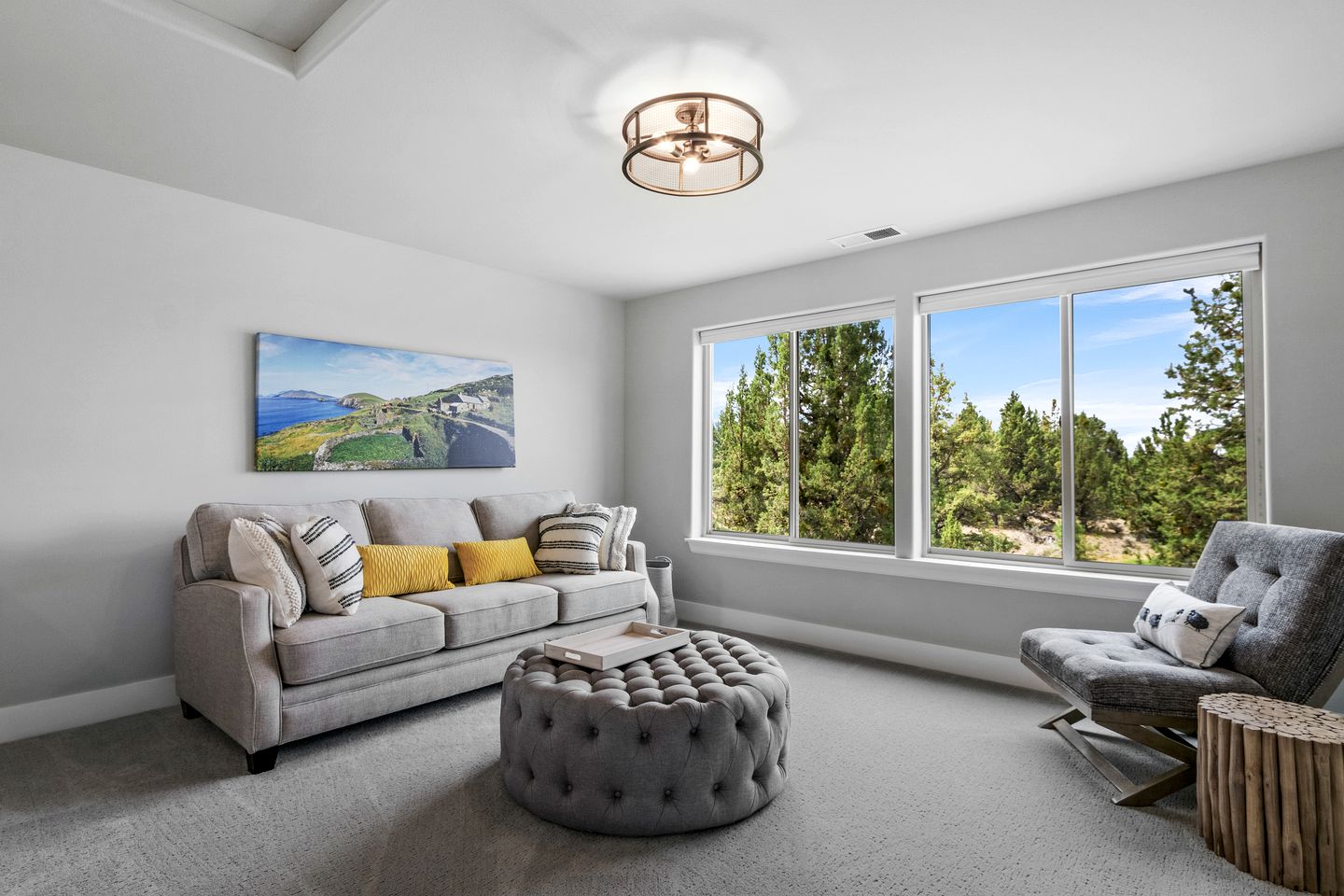 Beautiful Modern Cabin with Pool, Private Deck and Fire Pit in Bend, Oregon