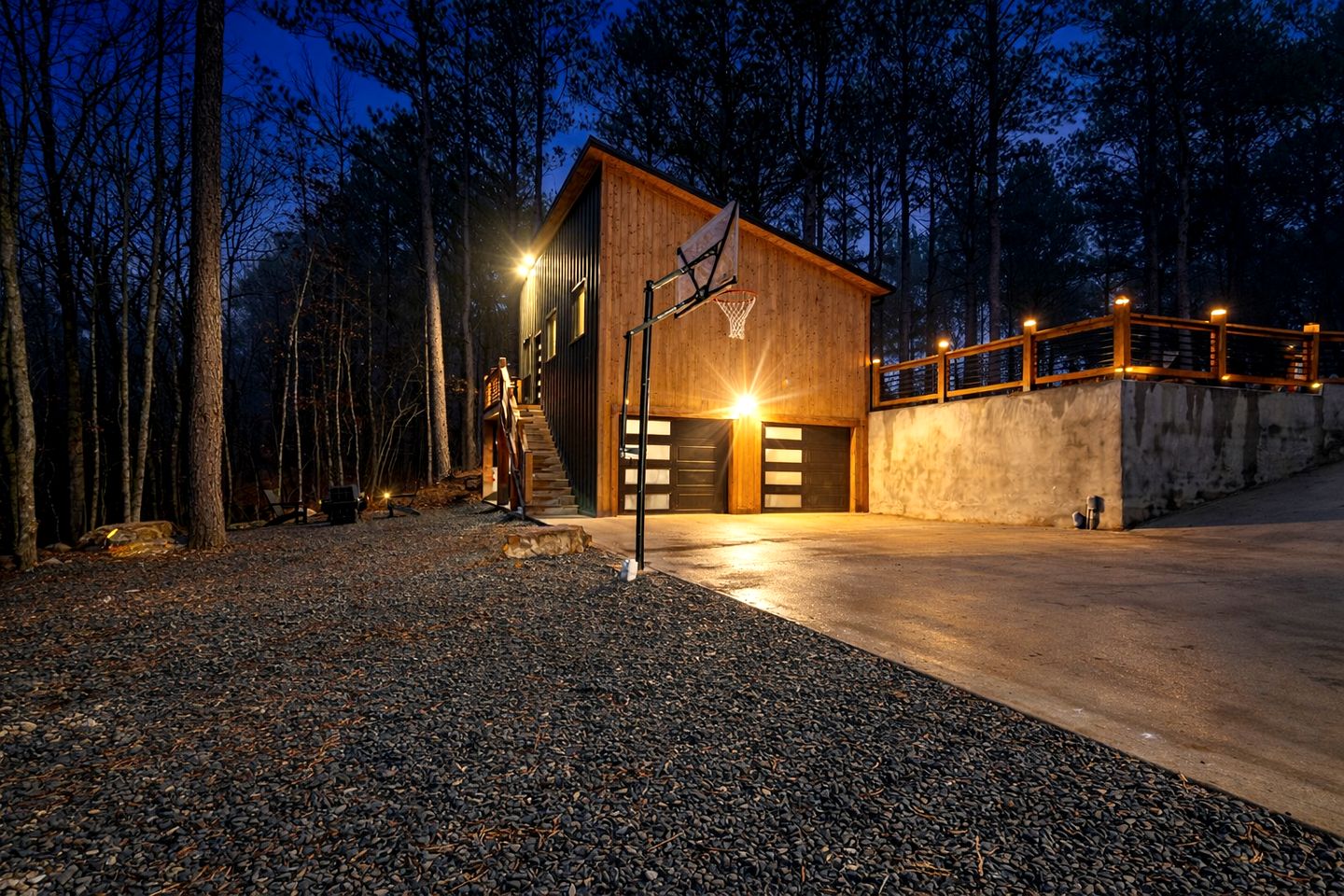 Garage Loft • King + Bunks • Budget Friendly near Beavers Bend National Park