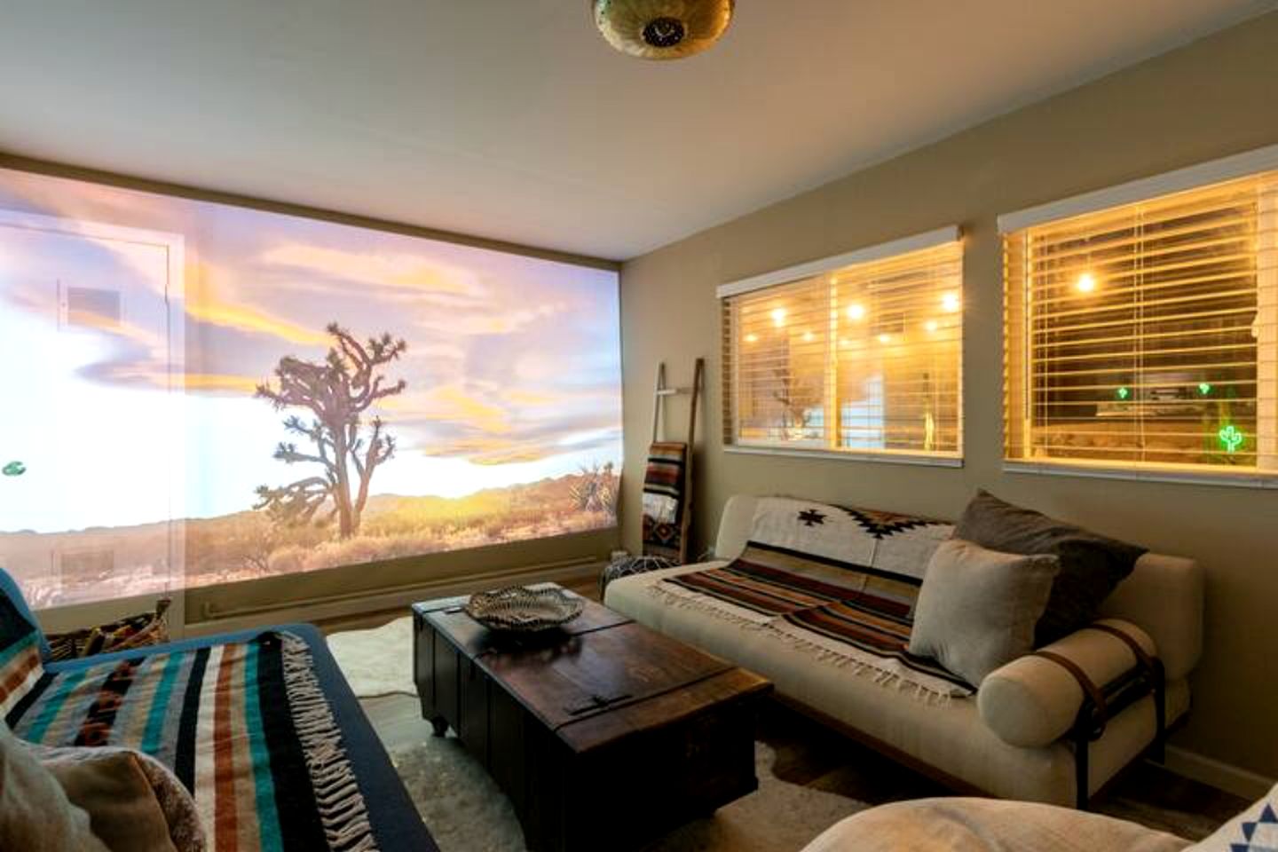 Amazing Cottage with Hot-tub and Games in Joshua Tree, California