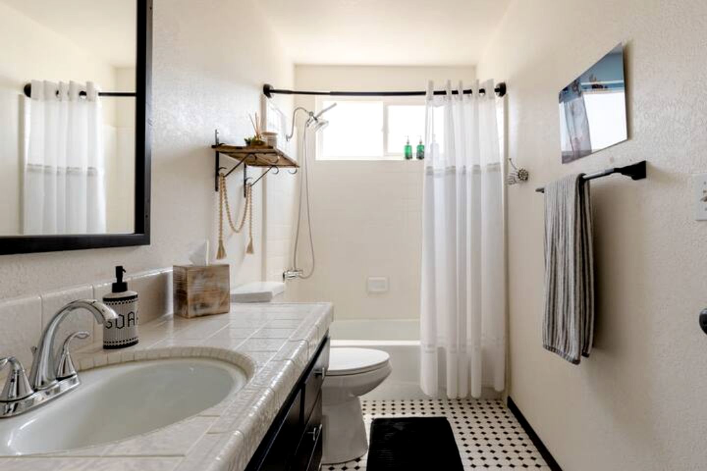 Amazing Cottage with Hot-tub and Games in Joshua Tree, California