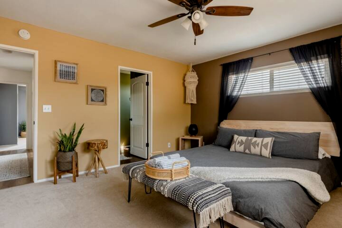 Amazing Cottage with Hot-tub and Games in Joshua Tree, California