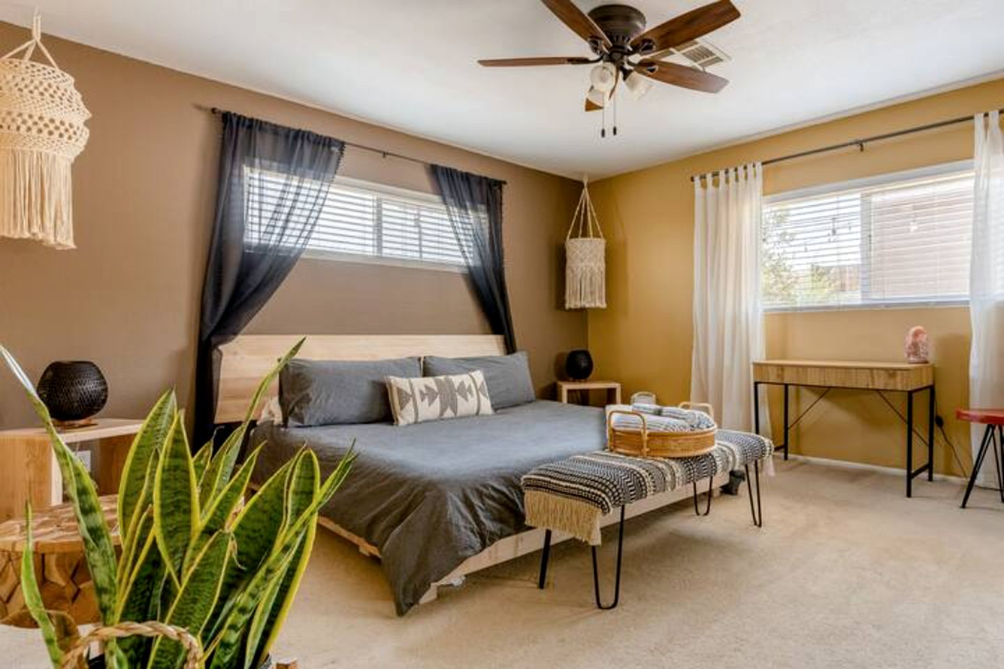 Amazing Cottage with Hot-tub and Games in Joshua Tree, California