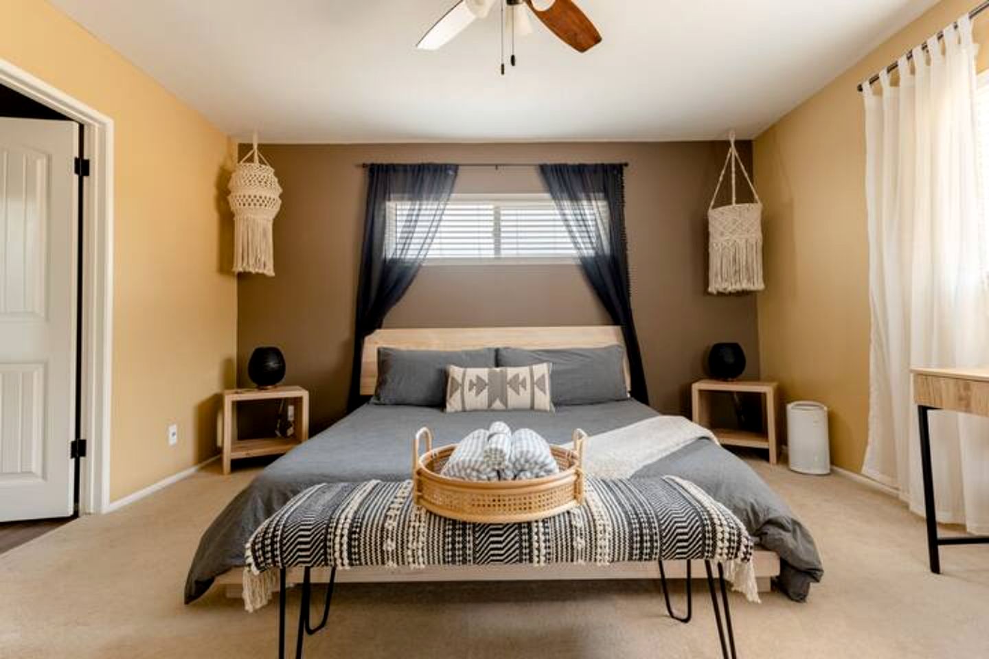 Amazing Cottage with Hot-tub and Games in Joshua Tree, California