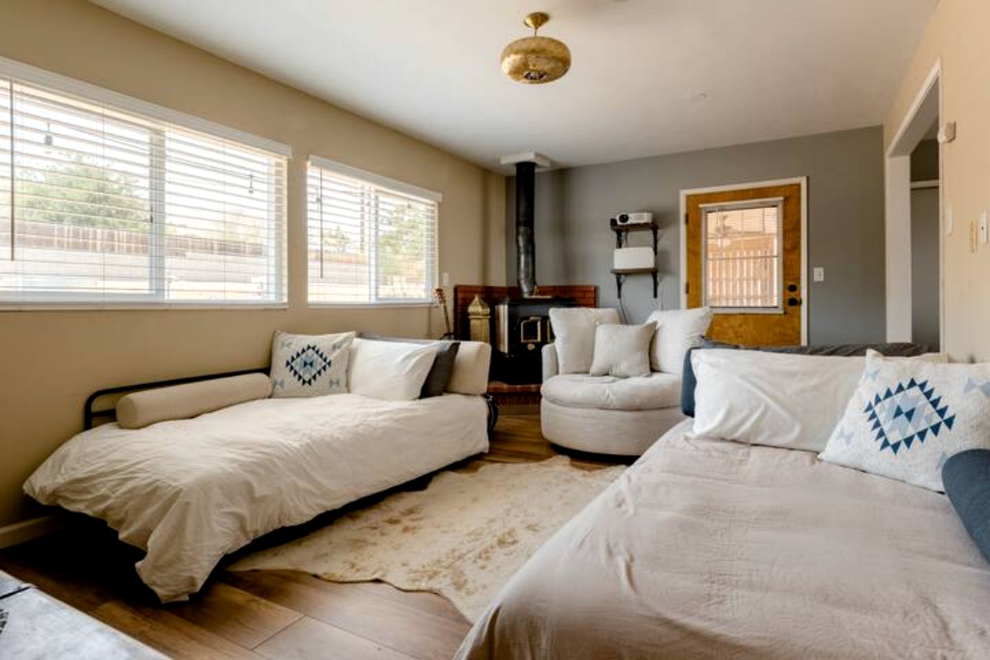 Amazing Cottage with Hot-tub and Games in Joshua Tree, California