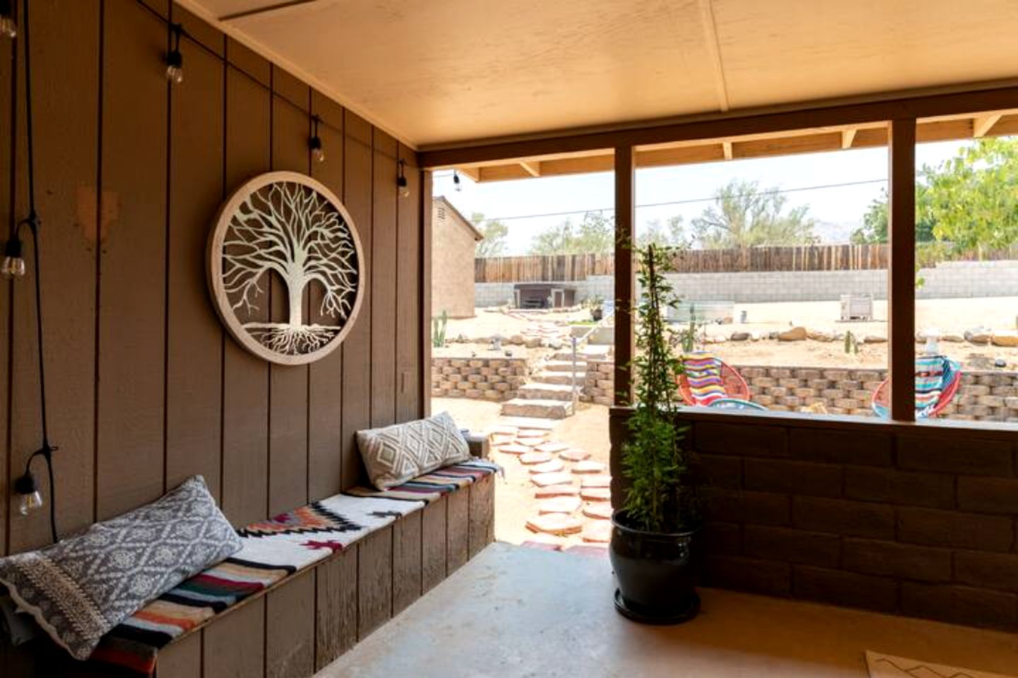 Amazing Cottage with Hot-tub and Games in Joshua Tree, California