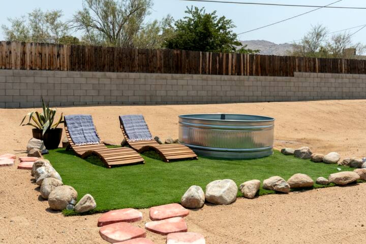 Amazing Cottage with Hot-tub and Games in Joshua Tree, California