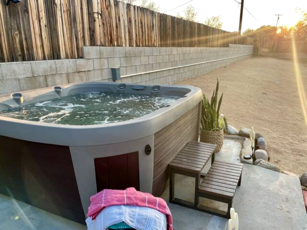Amazing Cottage with Hot-tub and Games in Joshua Tree, California