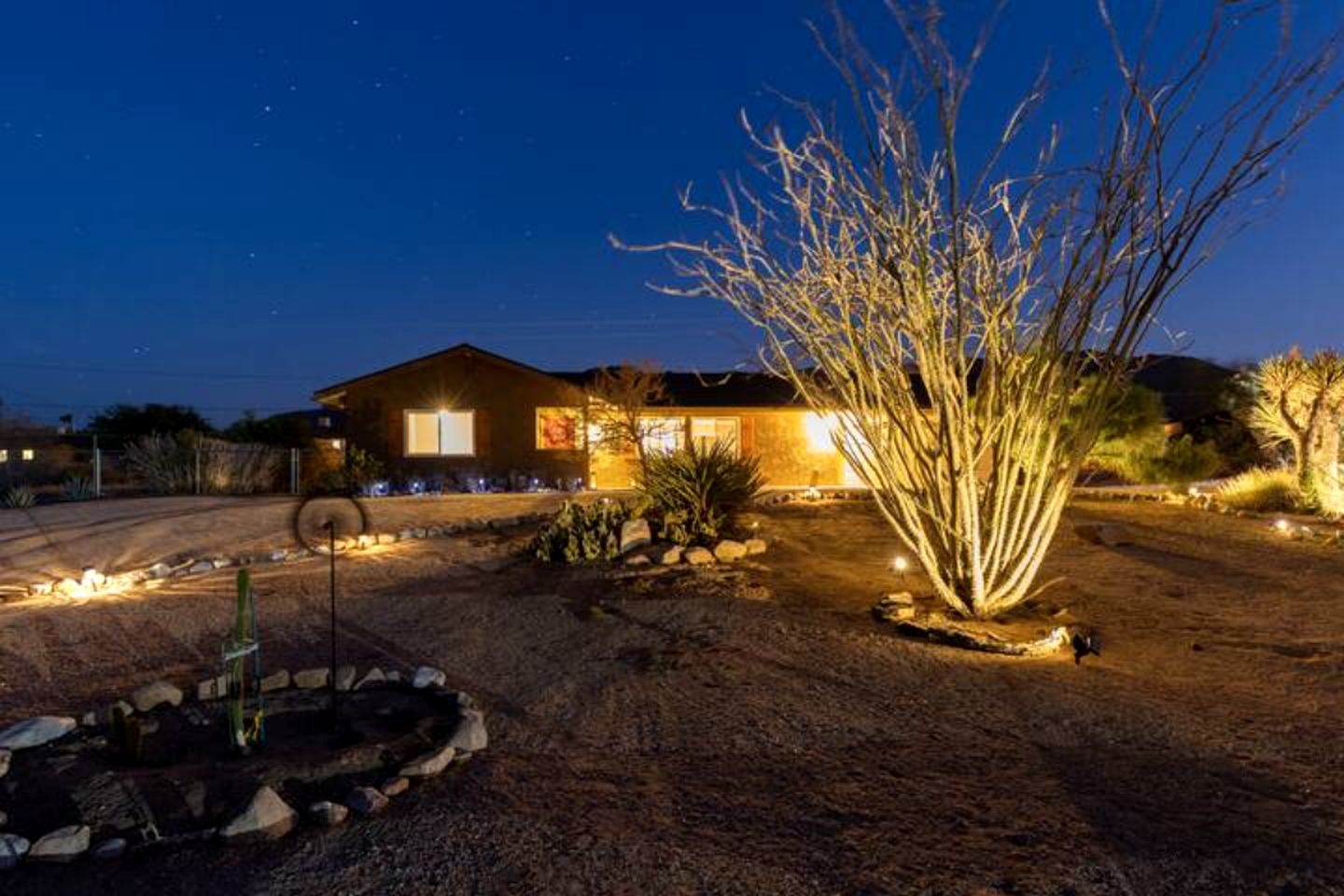 Amazing Cottage with Hot-tub and Games in Joshua Tree, California