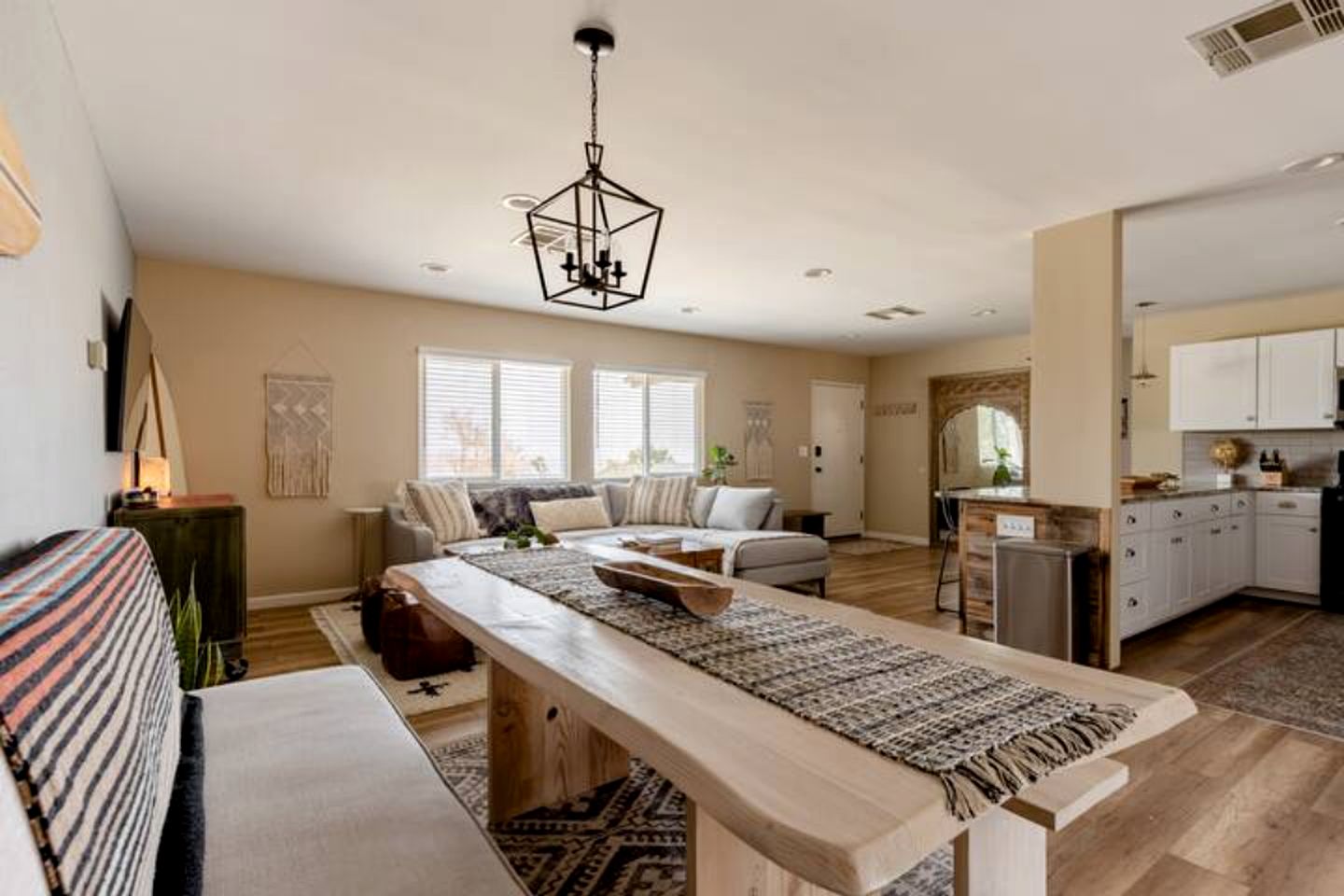 Amazing Cottage with Hot-tub and Games in Joshua Tree, California