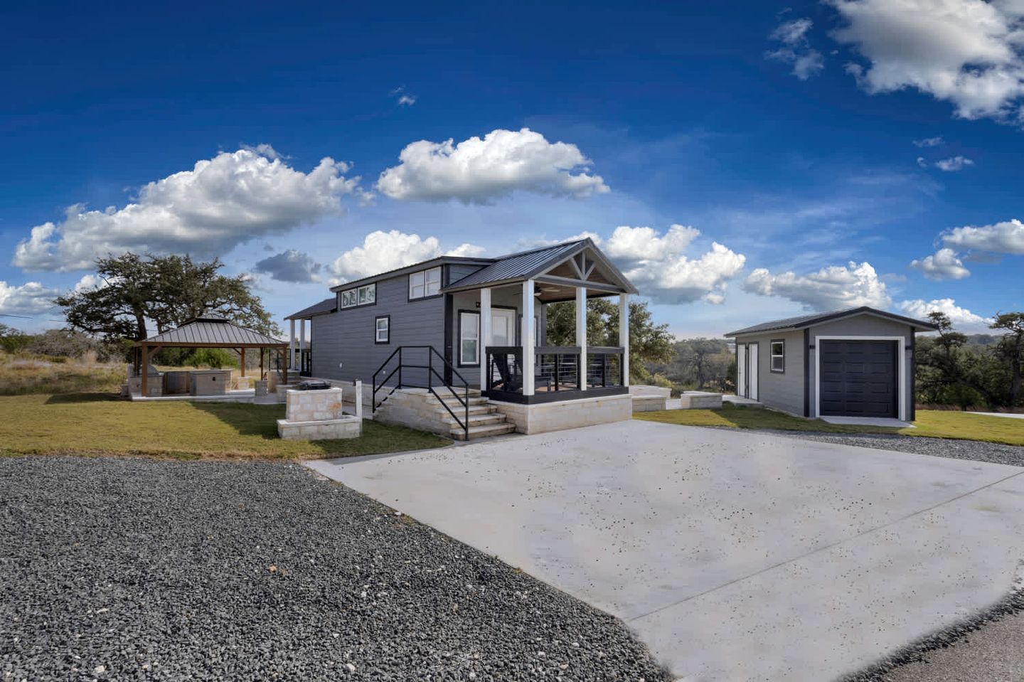 Cozy Upscale Tiny Home with Outdoor Kitchen Near Fredericksburg, TX