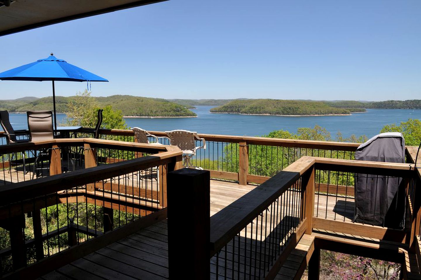 Lakeside Cabin Rental with a Hot Tub Perfect for a Vacation in Arkansas