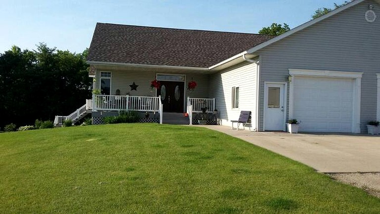 Private Vacation Room Rental for Hiking Getaway to the Sakatah State Trail, Minnesota | Nature Lodges (Morristown, Minnesota, United States of America
