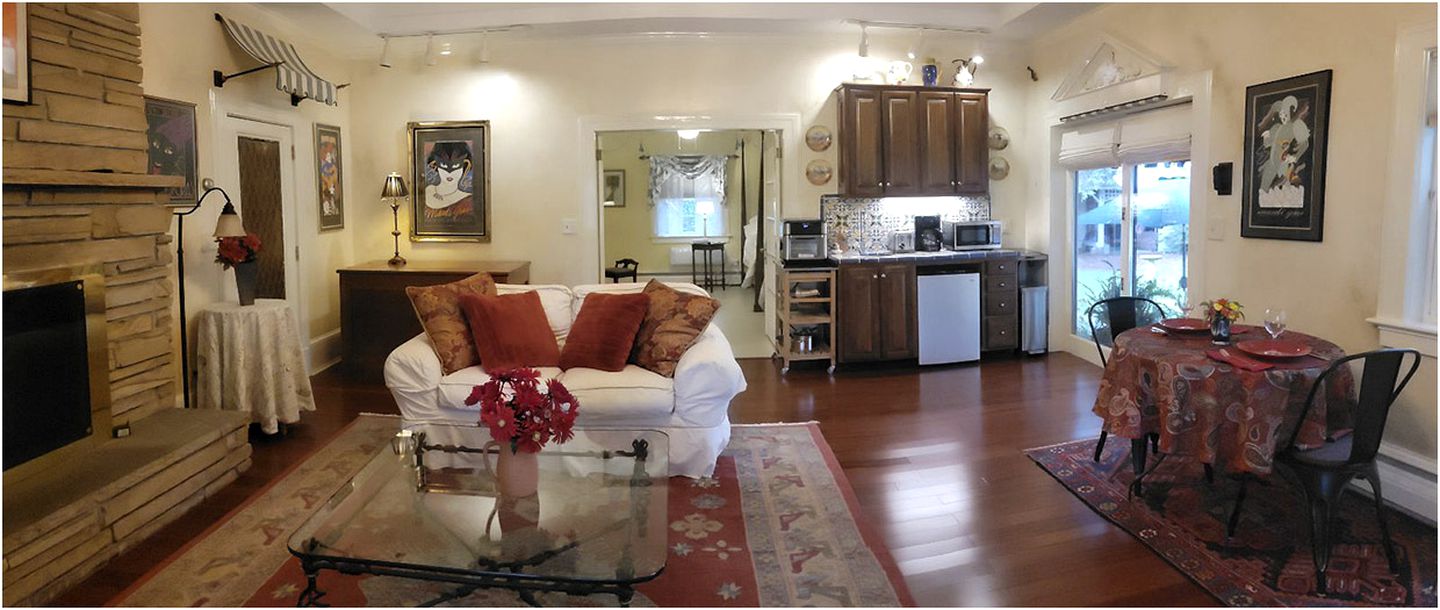 Stylish and Classic Weekend Getaway with Lake Views in North Carolina