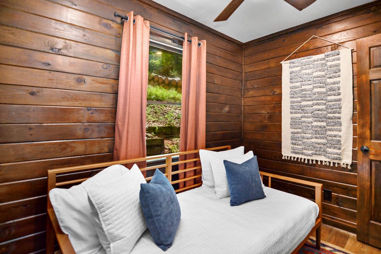 Deck Oasis: Stylish Cabin Retreat in Aska Mountain, Blue Ridge