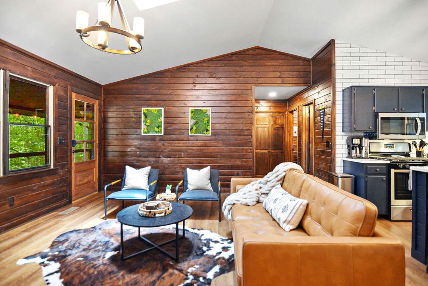 Deck Oasis: Stylish Cabin Retreat in Aska Mountain, Blue Ridge