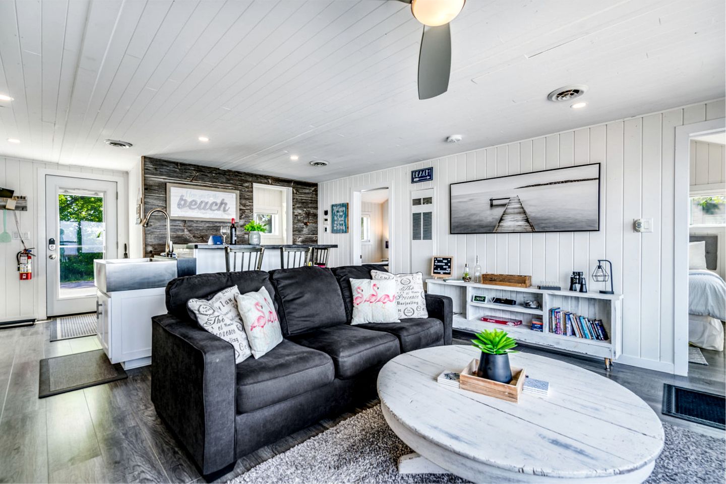 Sweet Beach Rental with Jacuzzi, Deck and Amazing Sunsets in Ontario