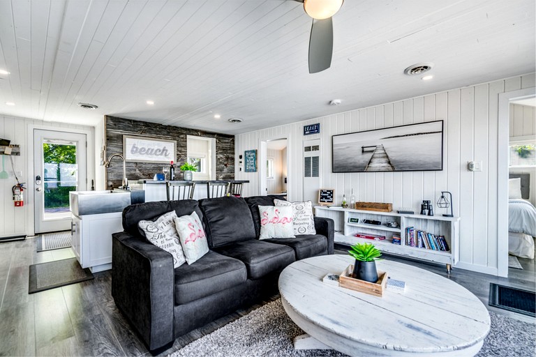 Cottages (Canada, Leamington, Ontario)