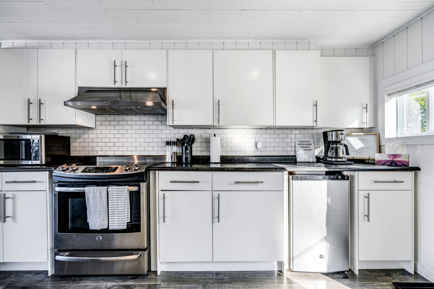 Sweet Beach Rental with Jacuzzi, Deck and Amazing Sunsets in Ontario