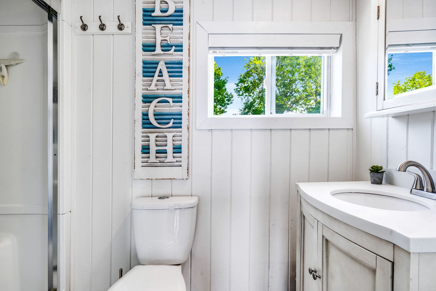 Sweet Beach Rental with Jacuzzi, Deck and Amazing Sunsets in Ontario