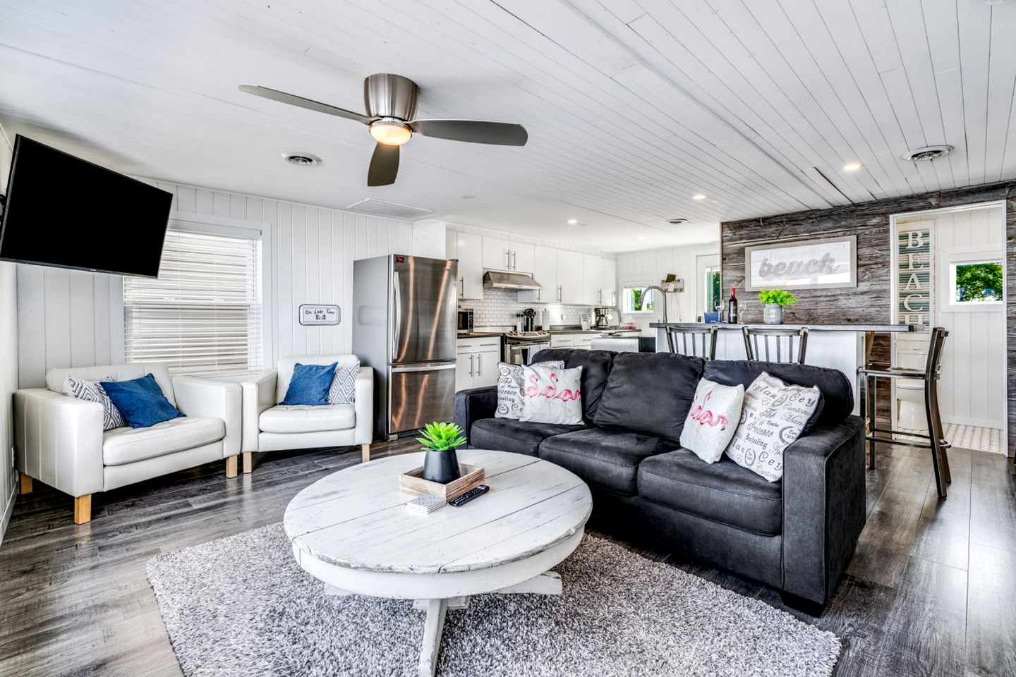 Sweet Beach Rental with Jacuzzi, Deck and Amazing Sunsets in Ontario