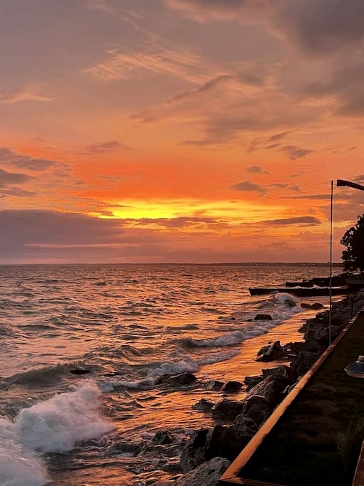 Sweet Beach Rental with Jacuzzi, Deck and Amazing Sunsets in Ontario