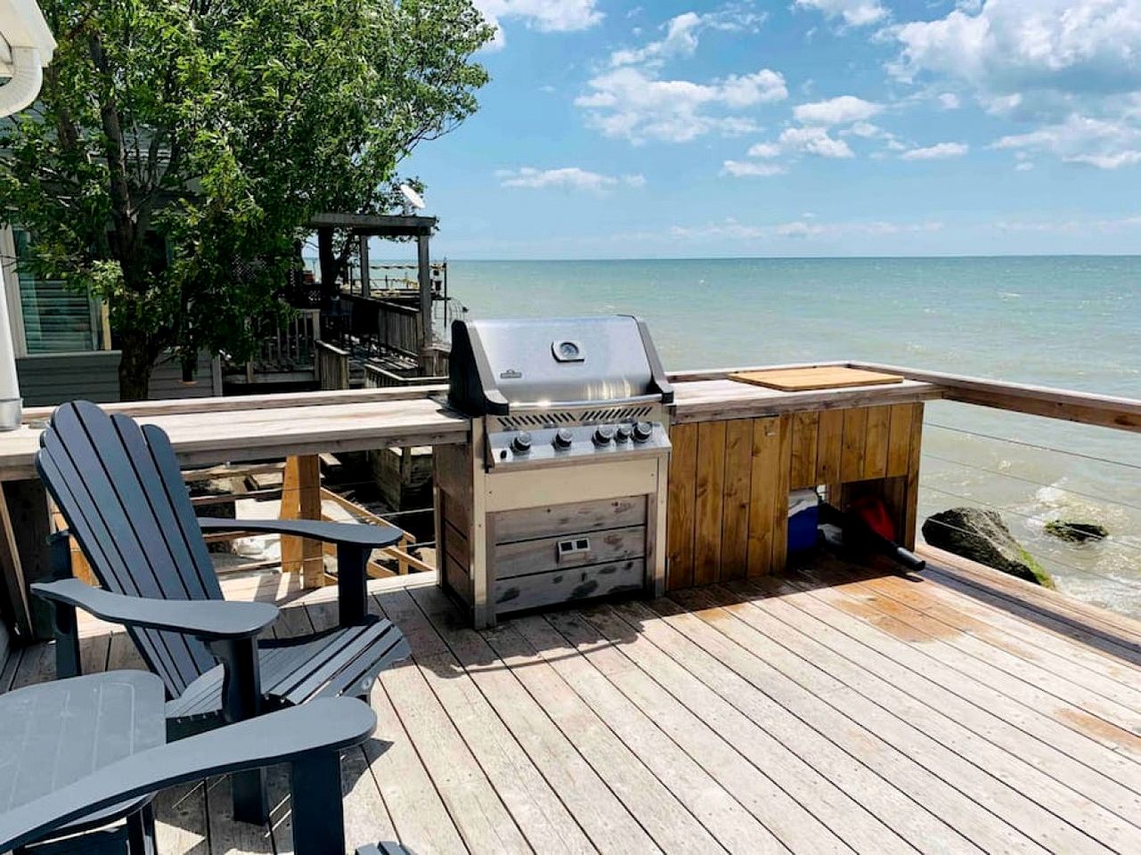 Sweet Beach Rental with Jacuzzi, Deck and Amazing Sunsets in Ontario