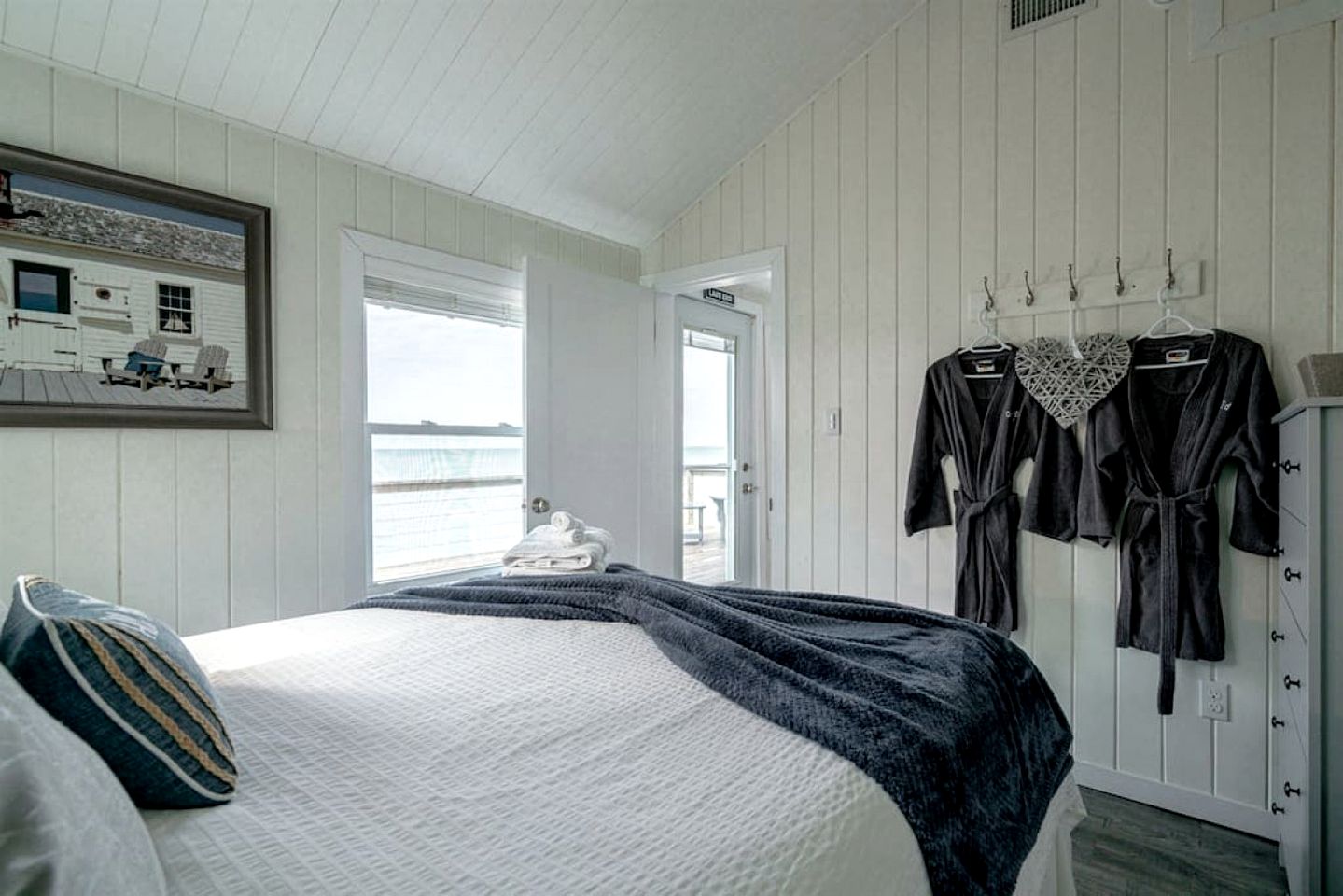 Sweet Beach Rental with Jacuzzi, Deck and Amazing Sunsets in Ontario