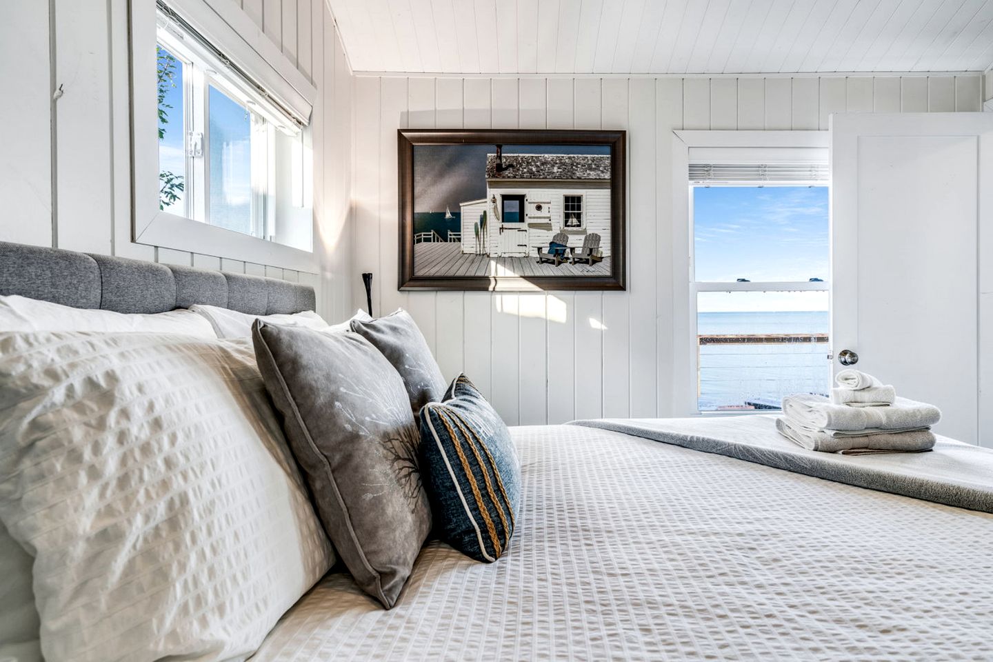 Sweet Beach Rental with Jacuzzi, Deck and Amazing Sunsets in Ontario