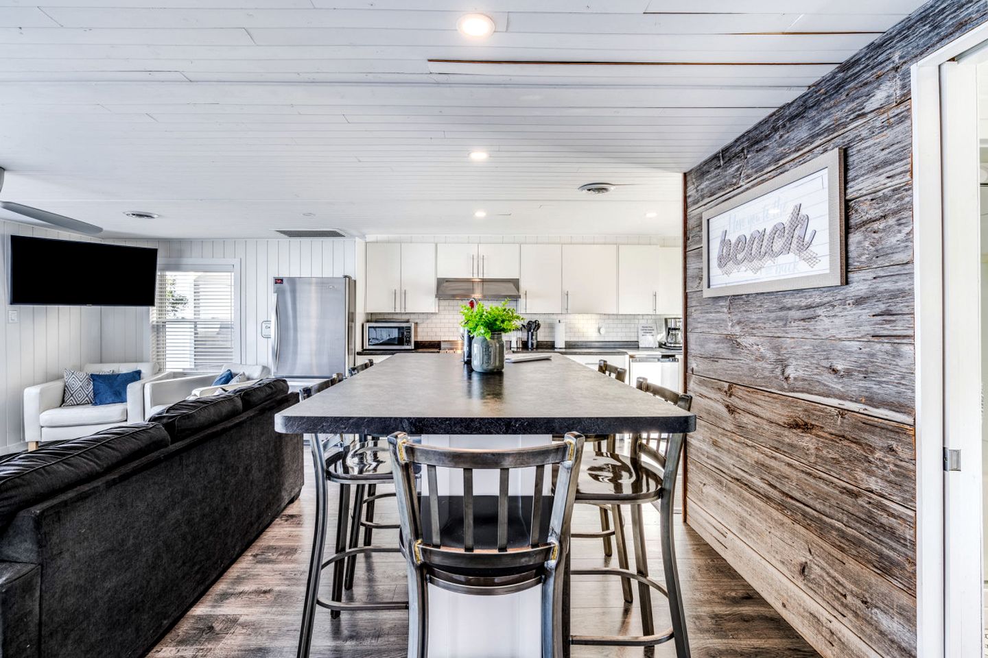 Sweet Beach Rental with Jacuzzi, Deck and Amazing Sunsets in Ontario