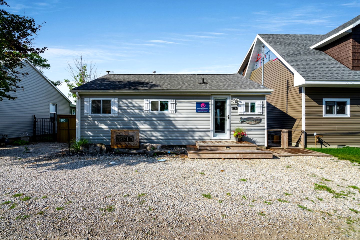 Sweet Beach Rental with Jacuzzi, Deck and Amazing Sunsets in Ontario