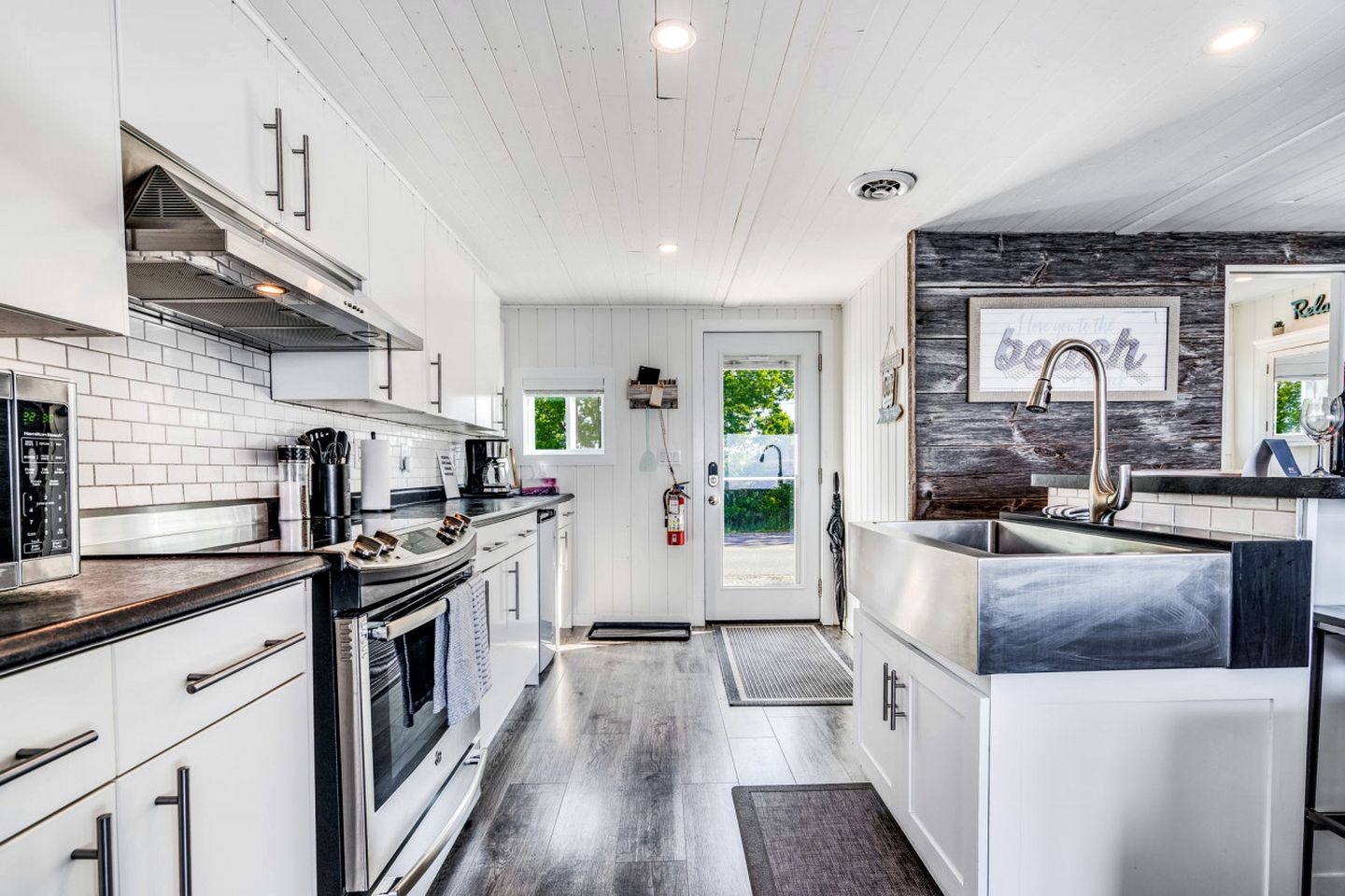 Sweet Beach Rental with Jacuzzi, Deck and Amazing Sunsets in Ontario