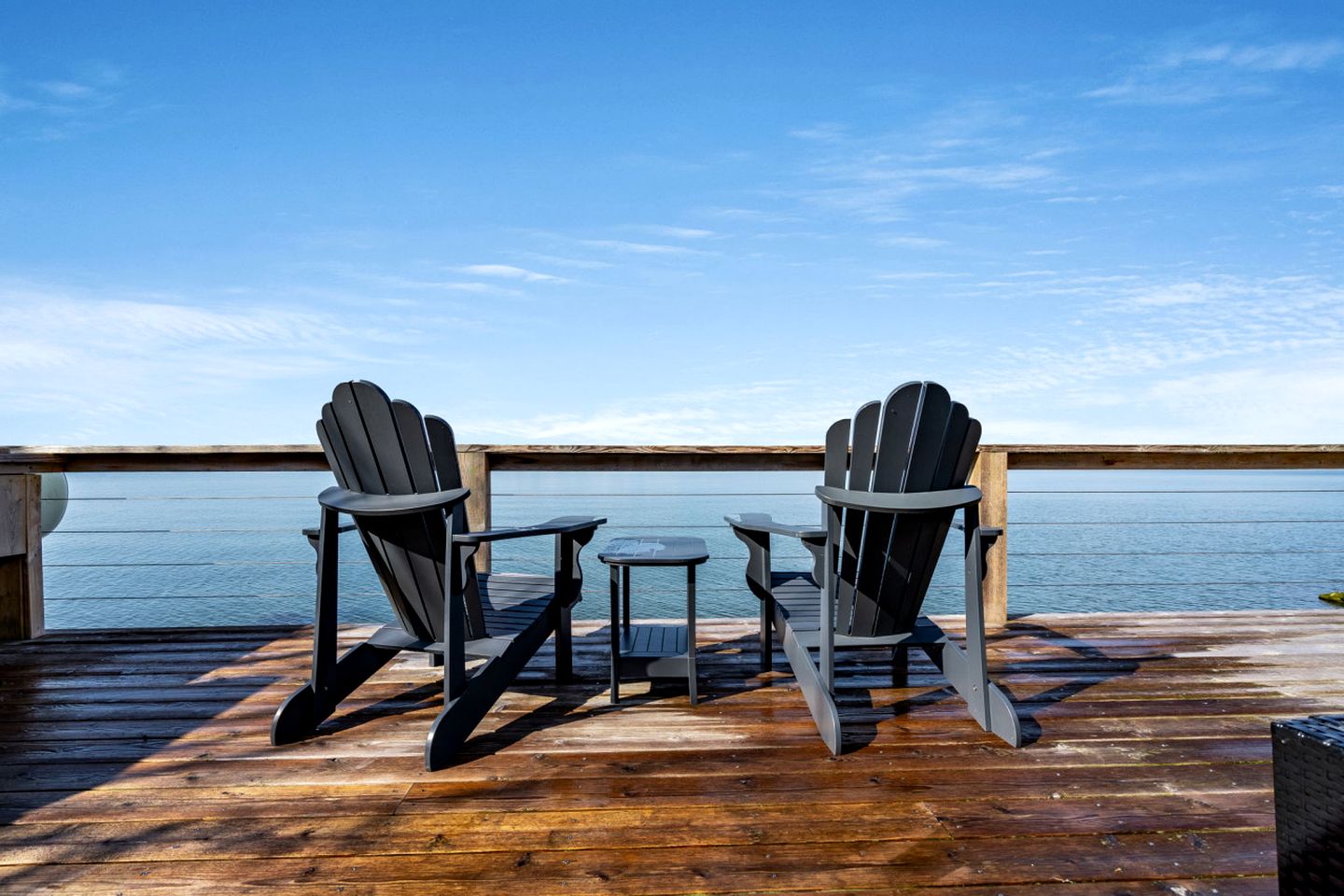 Sweet Beach Rental with Jacuzzi, Deck and Amazing Sunsets in Ontario