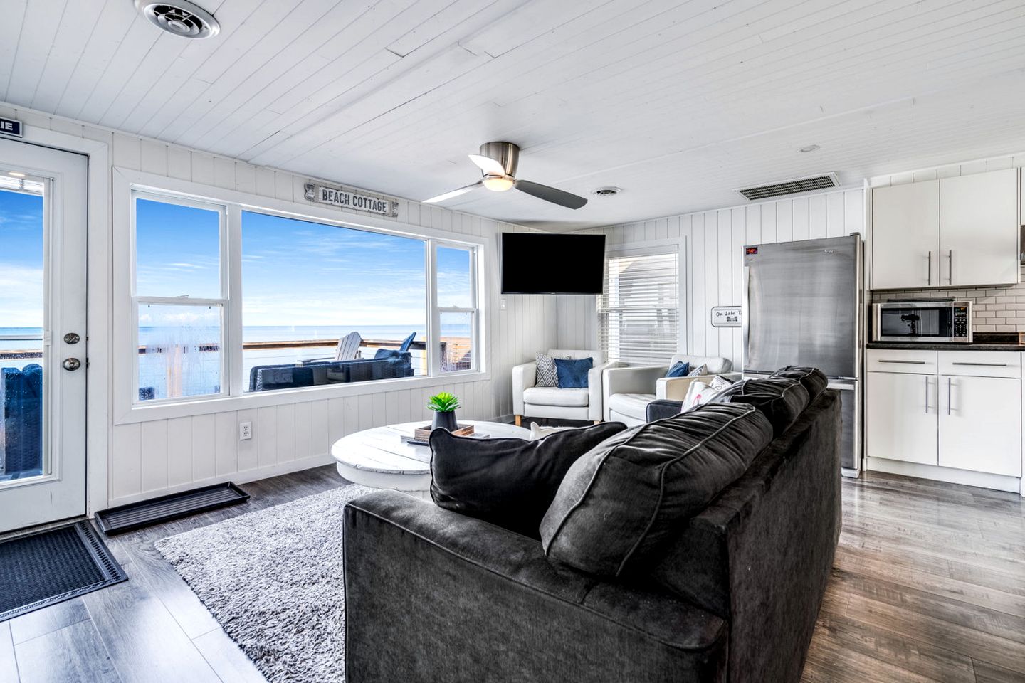 Sweet Beach Rental with Jacuzzi, Deck and Amazing Sunsets in Ontario