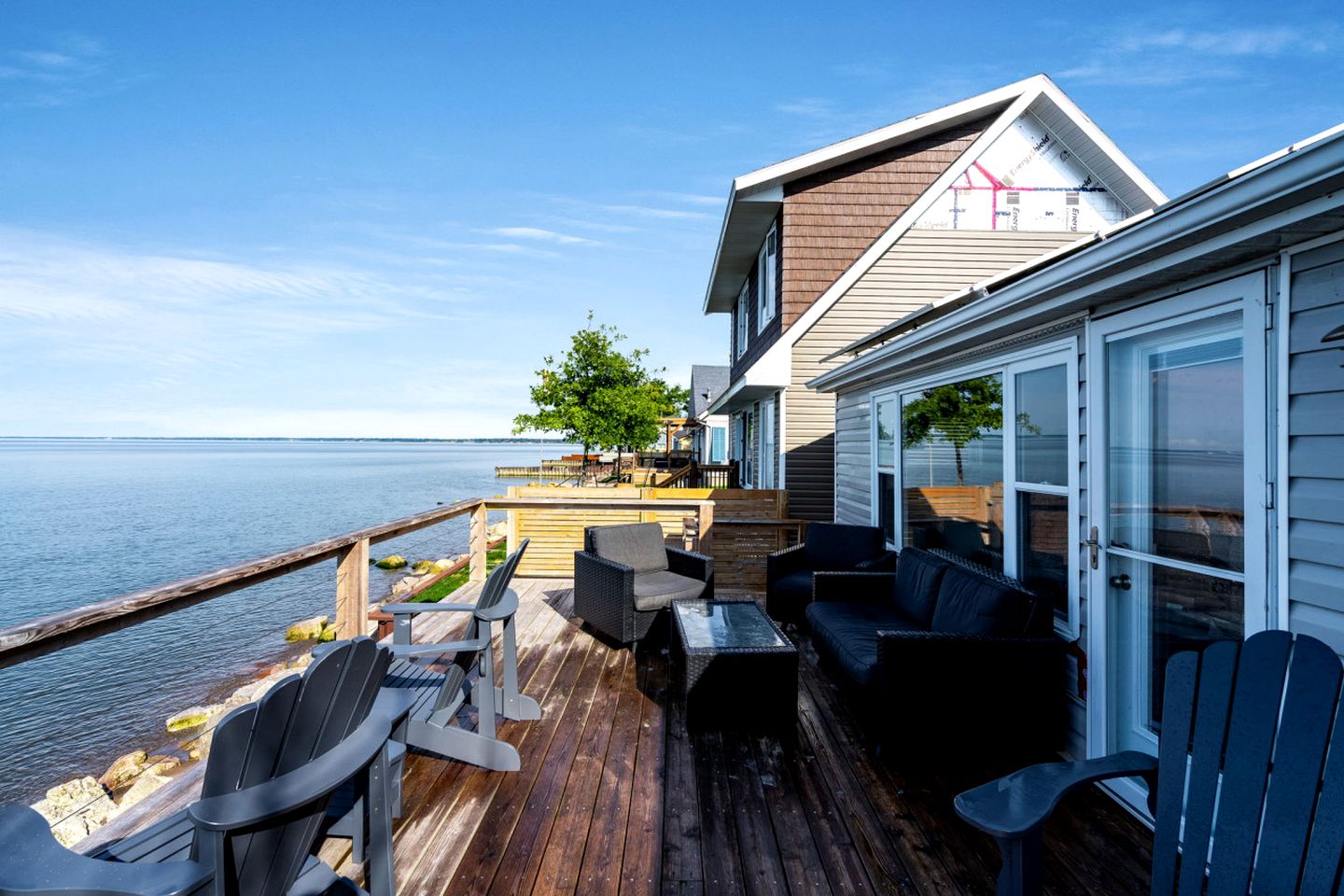 Sweet Beach Rental with Jacuzzi, Deck and Amazing Sunsets in Ontario
