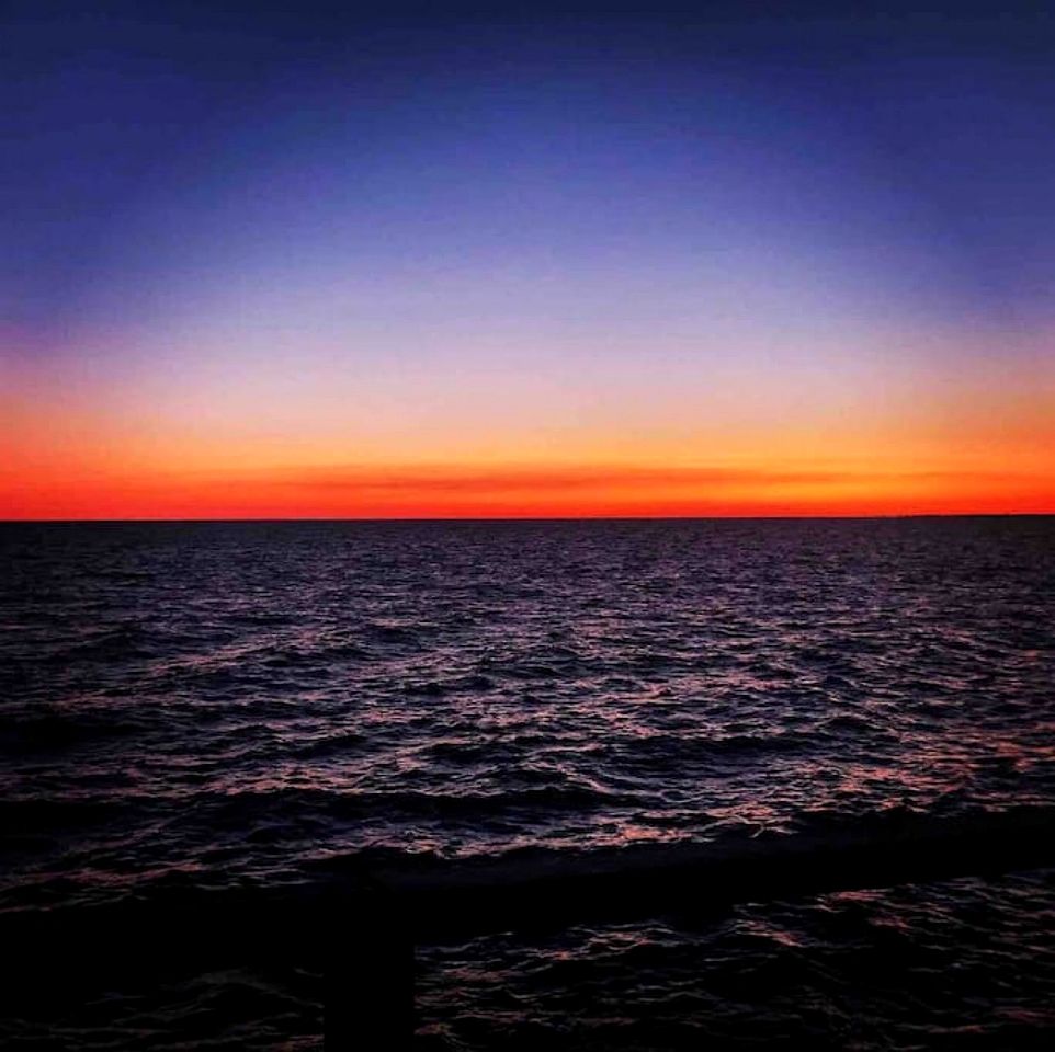 Sweet Beach Rental with Jacuzzi, Deck and Amazing Sunsets in Ontario