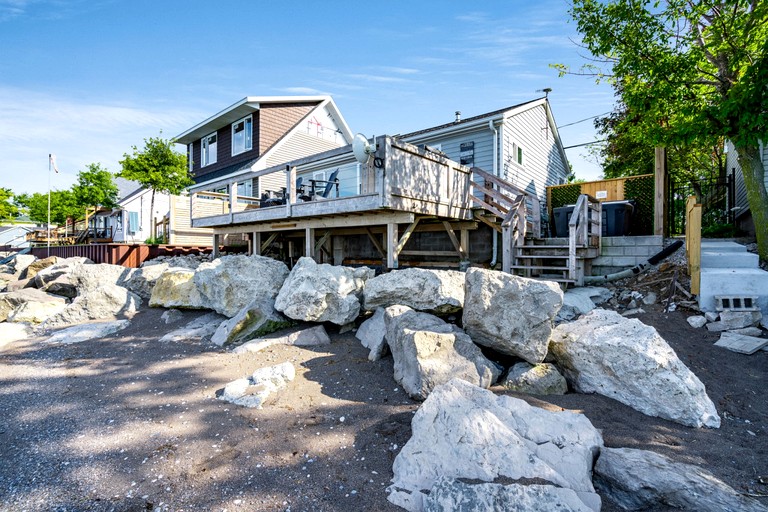 Sweet Beach Rental with Jacuzzi, Deck and Amazing Sunsets in Ontario