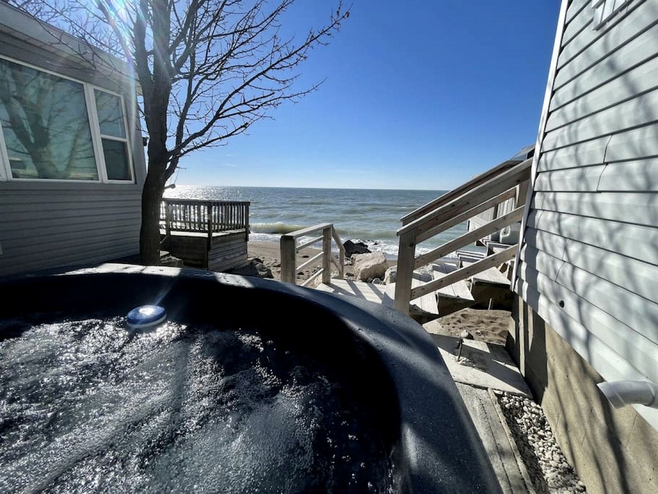 Sweet Beach Rental with Jacuzzi, Deck and Amazing Sunsets in Ontario