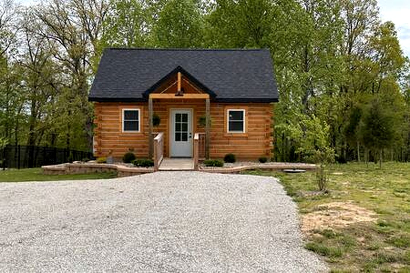 Remarkable Cabin with Fire Pit and Jacuzzi in Indiana