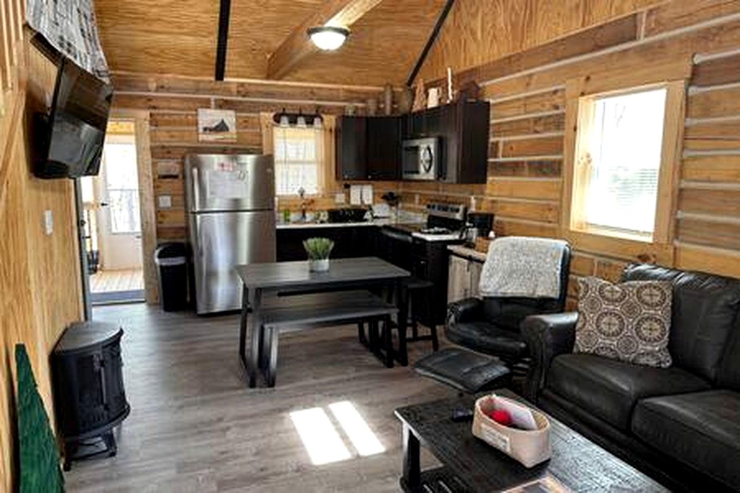 Remarkable Cabin with Fire Pit and Jacuzzi in Indiana